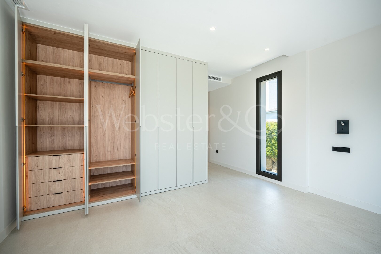 Villa Capri - Beachside Luxury in Estepona