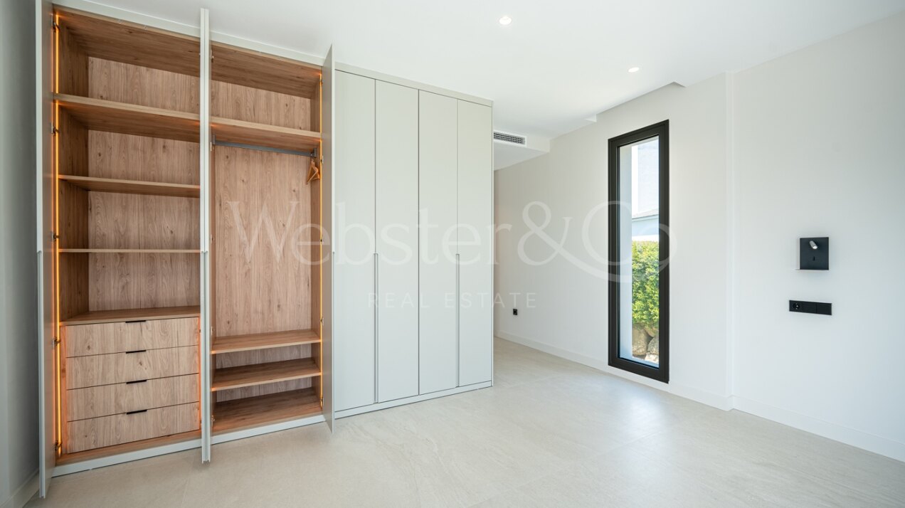 Villa Capri - Beachside Luxury in Estepona