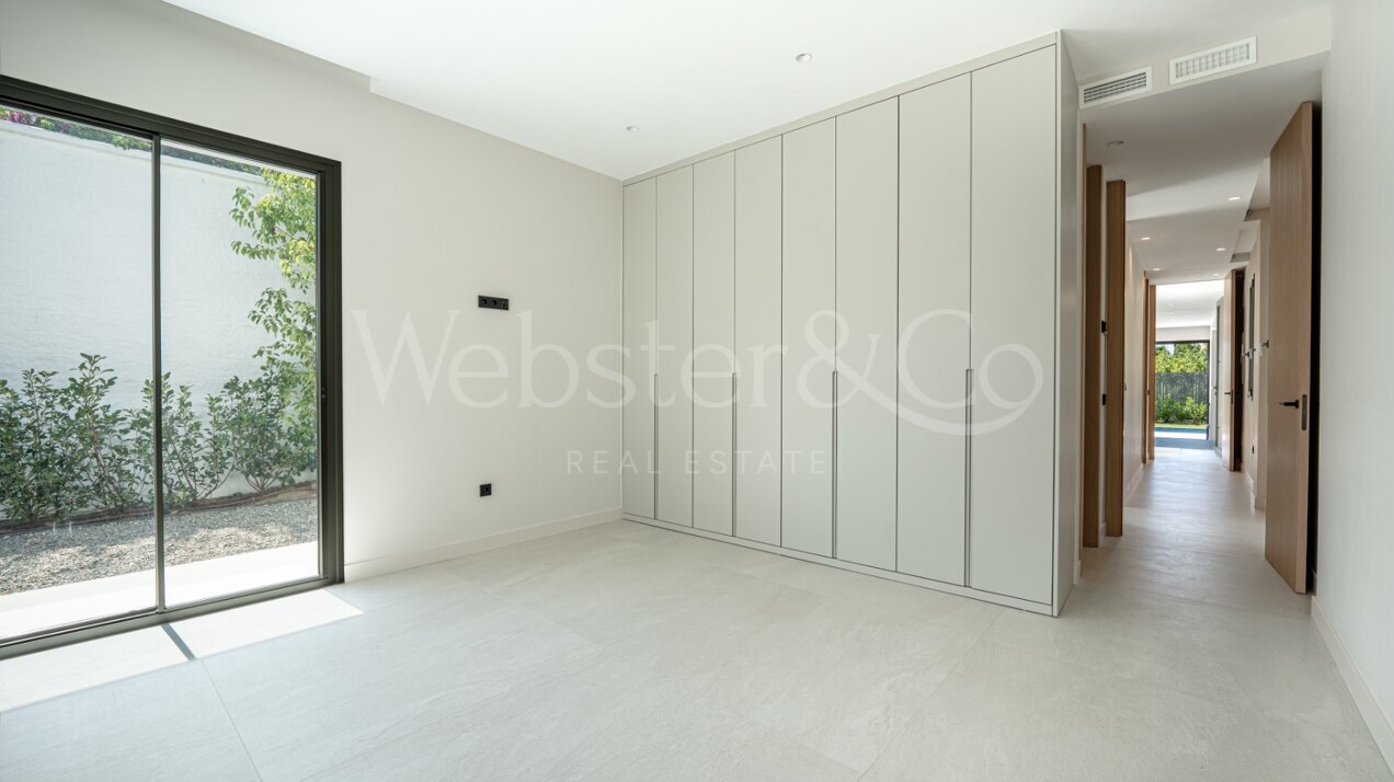 Villa Capri - Beachside Luxury in Estepona