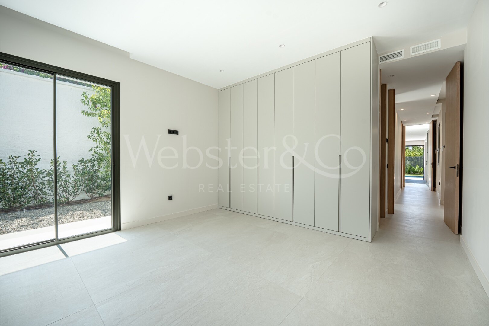 Villa Capri - Beachside Luxury in Estepona