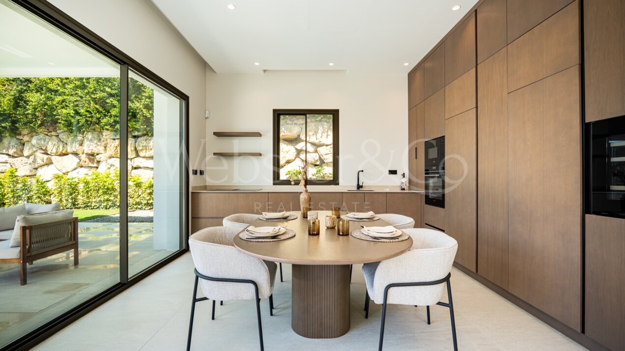 Villa Capri - Beachside Luxury in Estepona