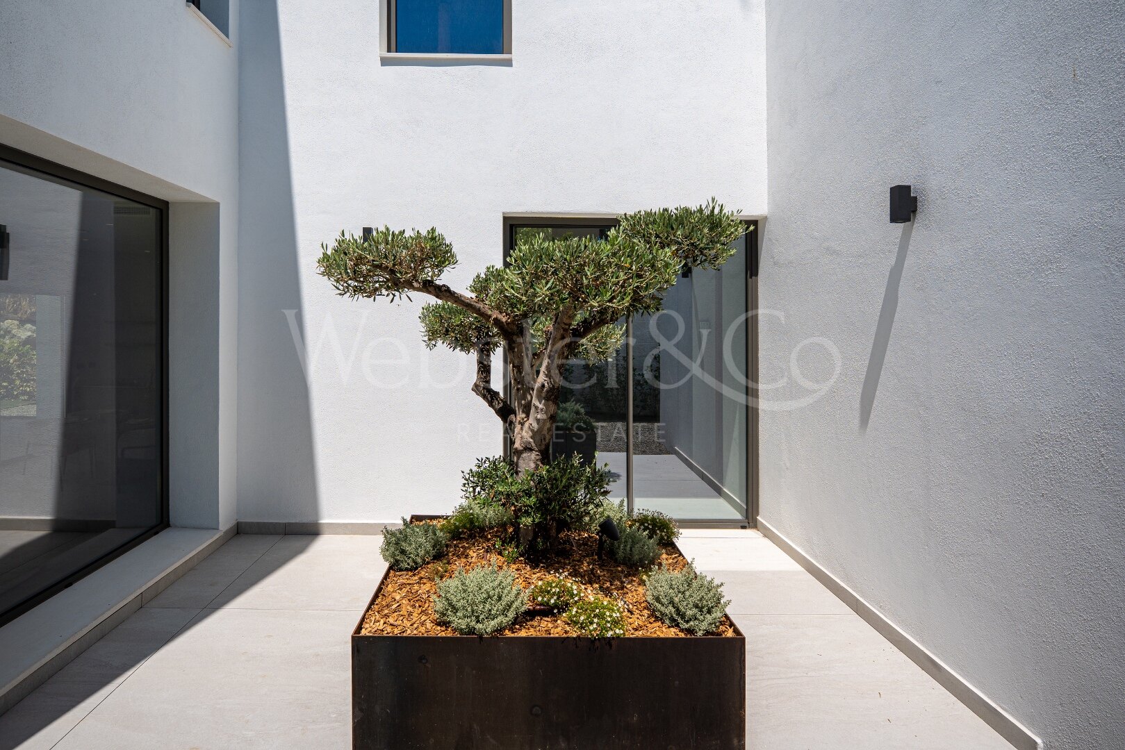 Villa Capri - Beachside Luxury in Estepona