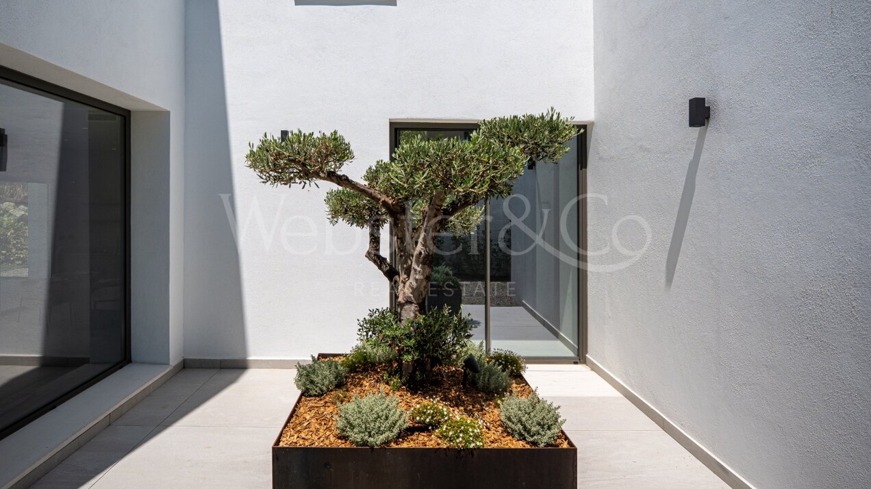 Villa Capri - Beachside Luxury in Estepona