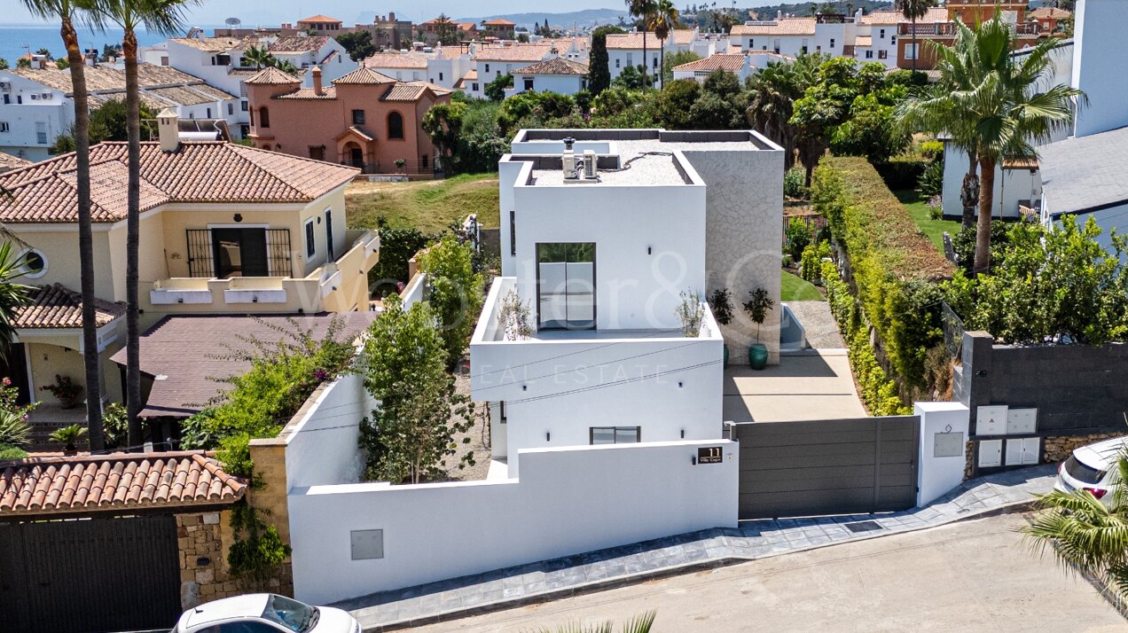 Villa Capri - Beachside Luxury in Estepona