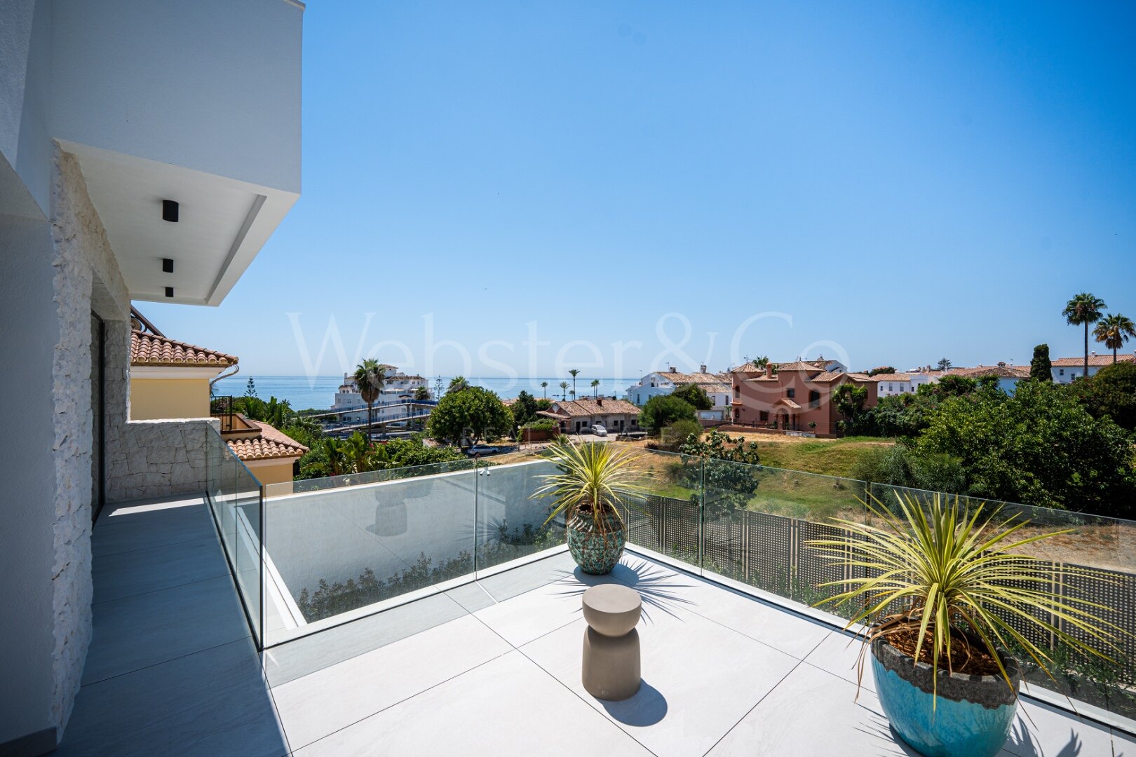 Villa Capri - Beachside Luxury in Estepona