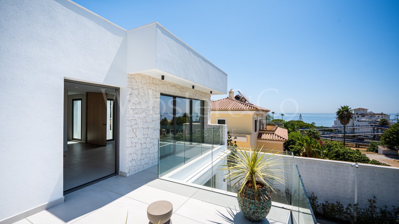 Villa Capri - Beachside Luxury in Estepona