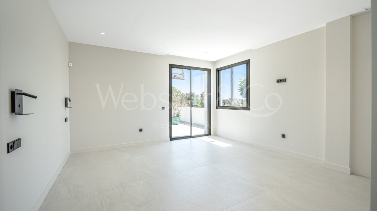 Villa Capri - Beachside Luxury in Estepona