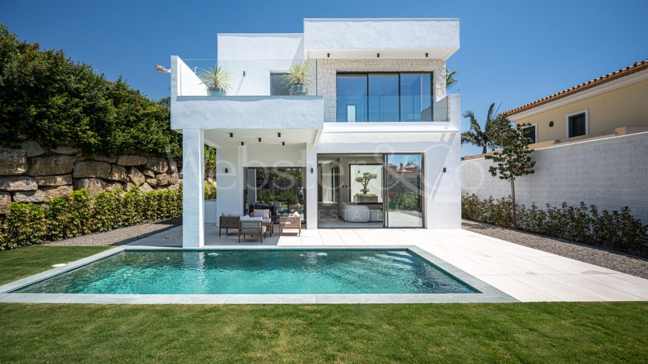 Villa Capri - Beachside Luxury in Estepona