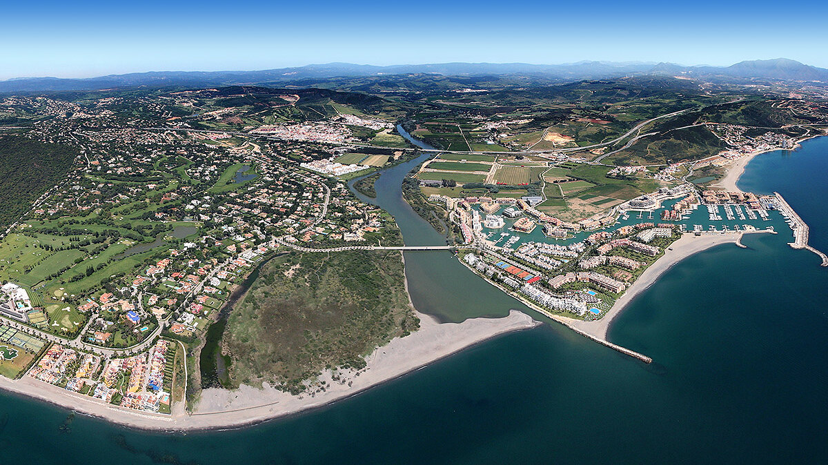 Golf front plot in Sotogrande with 180º sea views