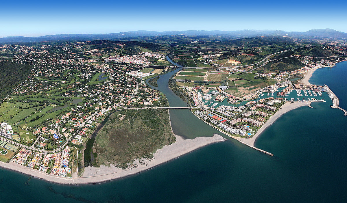 Golf front plot in Sotogrande with 180º sea views