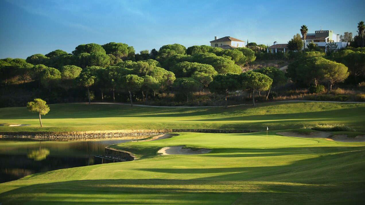 Golf front plot in Sotogrande with 180º sea views