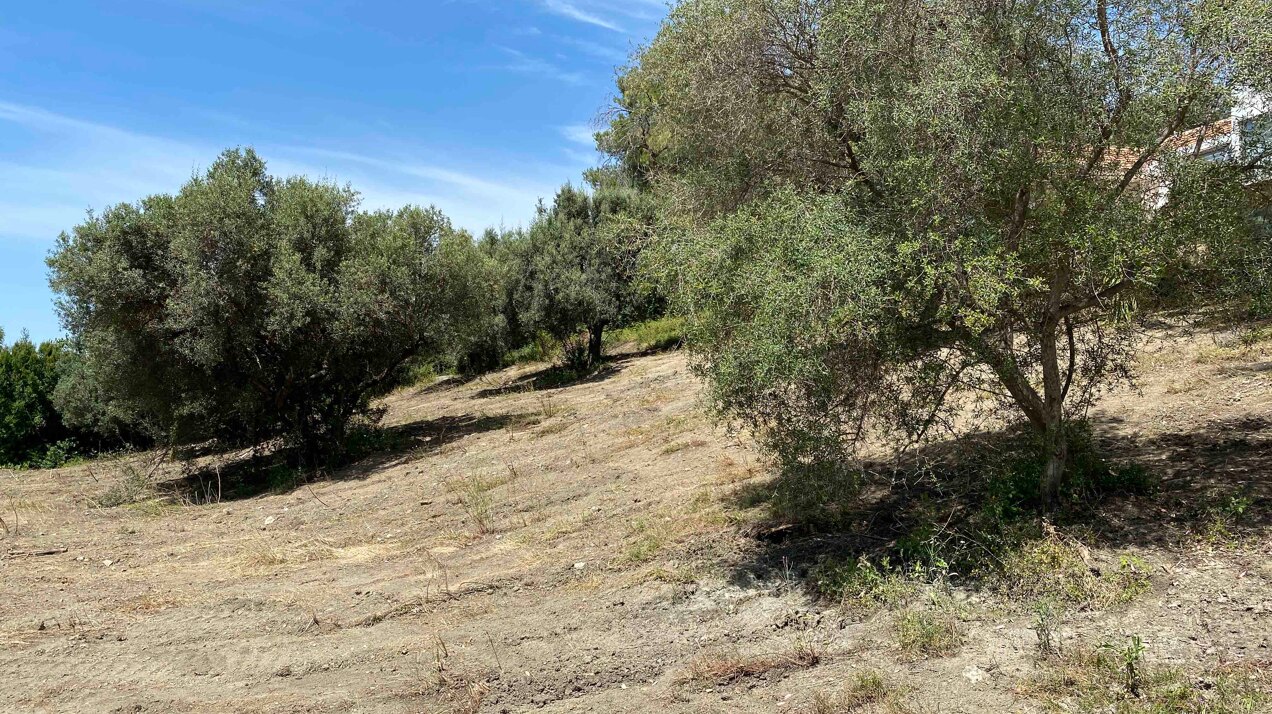 Fantastic plot with 180º views in exclusive enclave