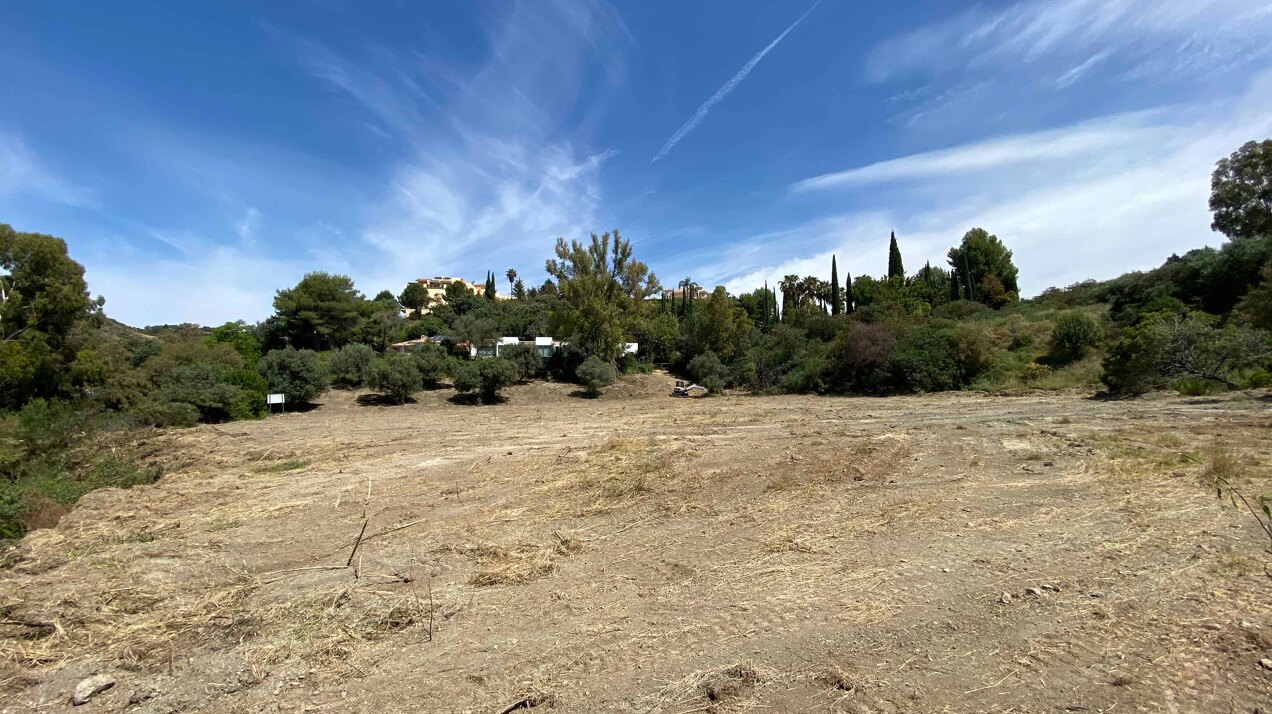 Fantastic plot with 180º views in exclusive enclave