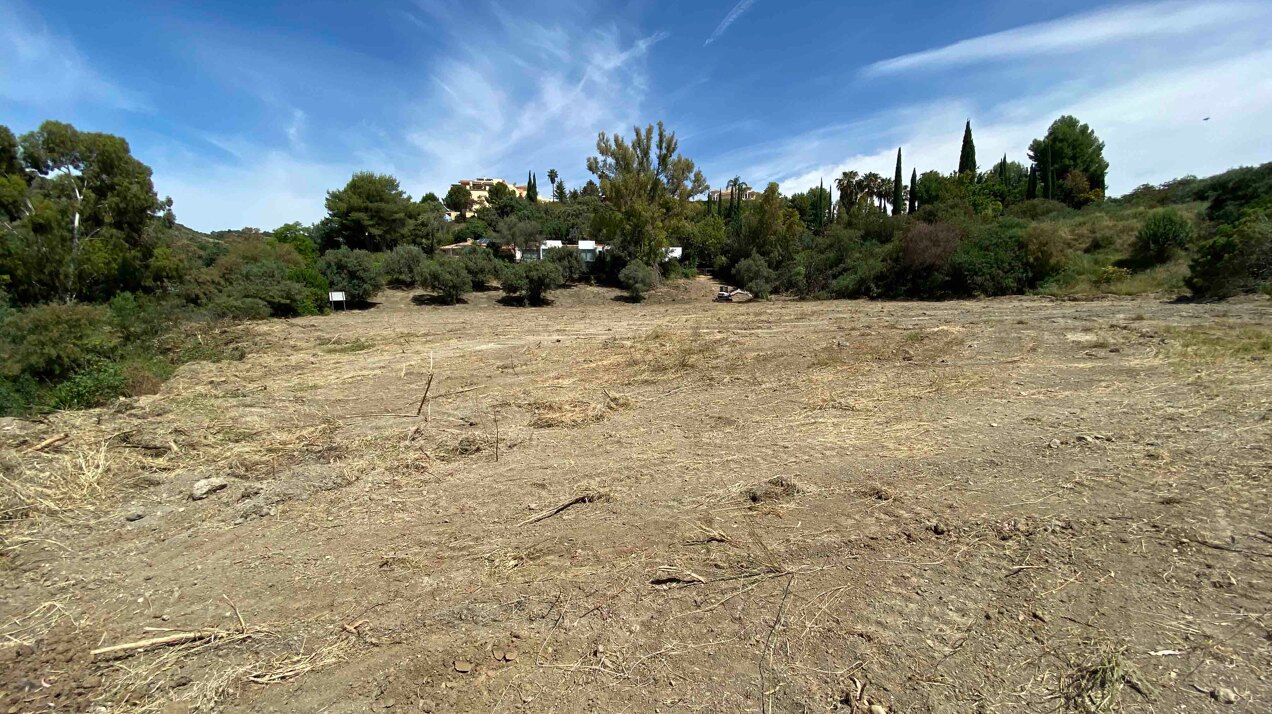Fantastic plot with 180º views in exclusive enclave