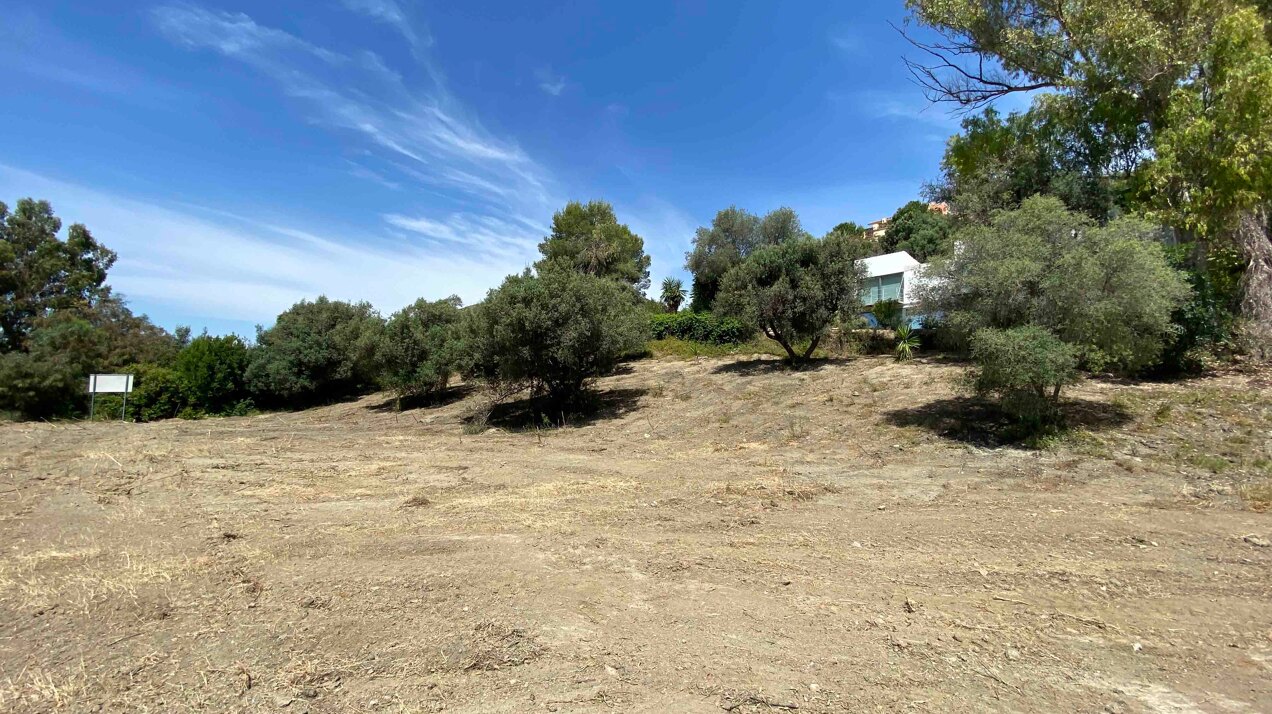 Fantastic plot with 180º views in exclusive enclave