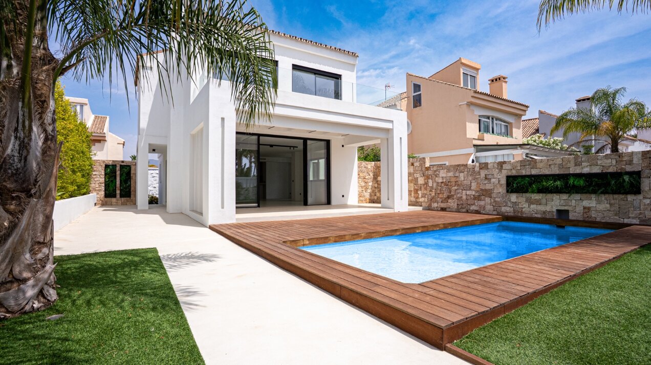 Extraordinary villa just a few steps from the beach, blends Andalucian charm and contemporary design