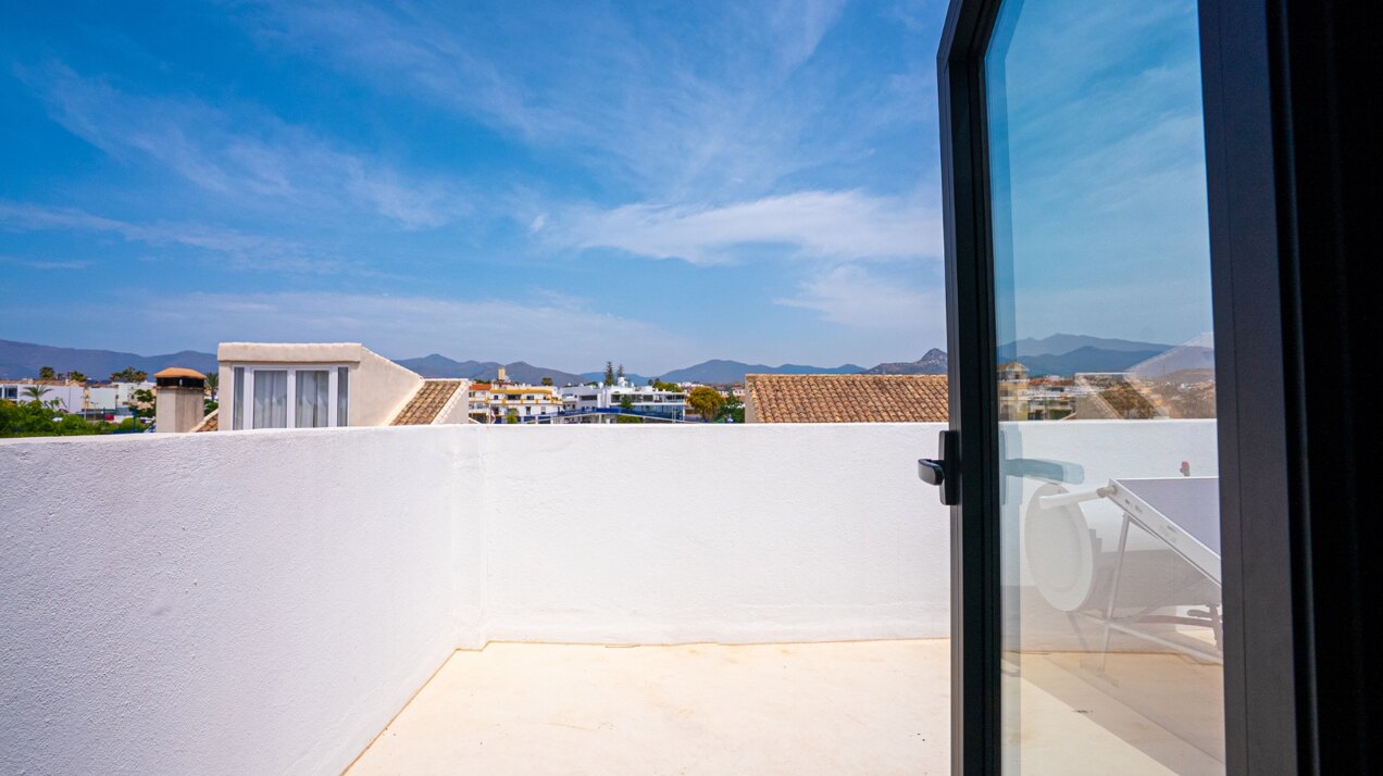 Extraordinary villa just a few steps from the beach, blends Andalucian charm and contemporary design