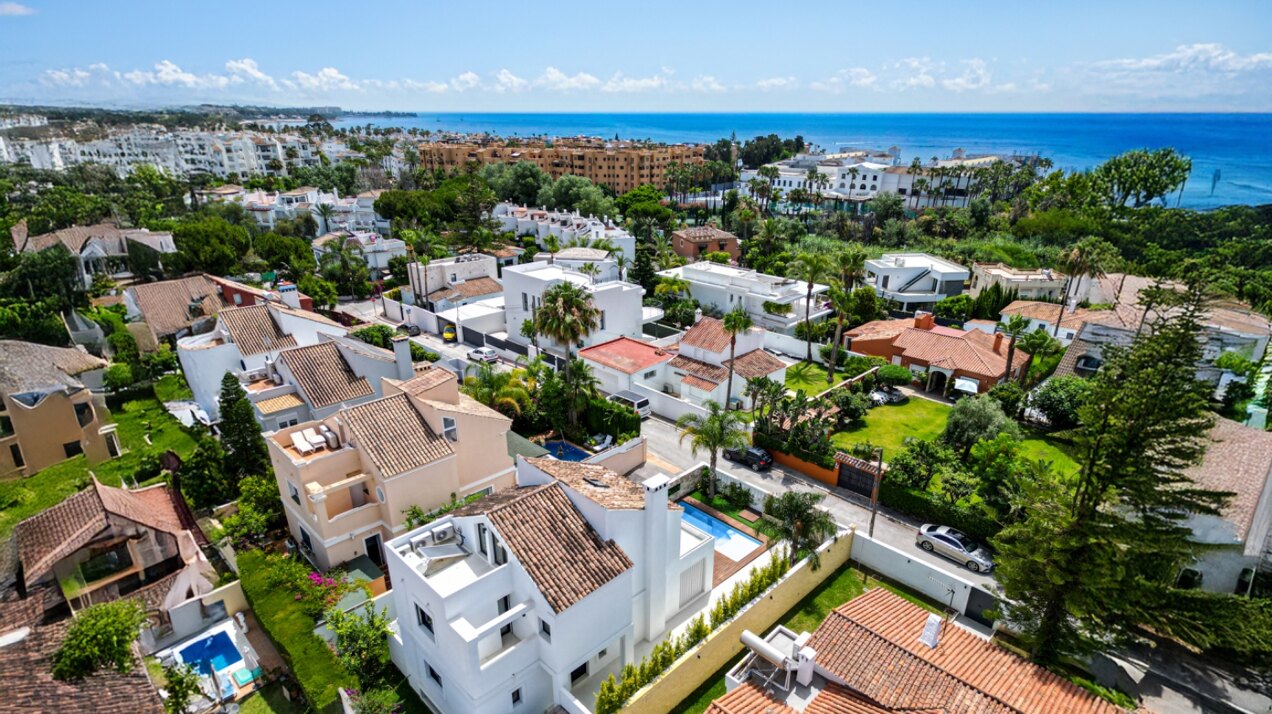 Extraordinary villa just a few steps from the beach, blends Andalucian charm and contemporary design