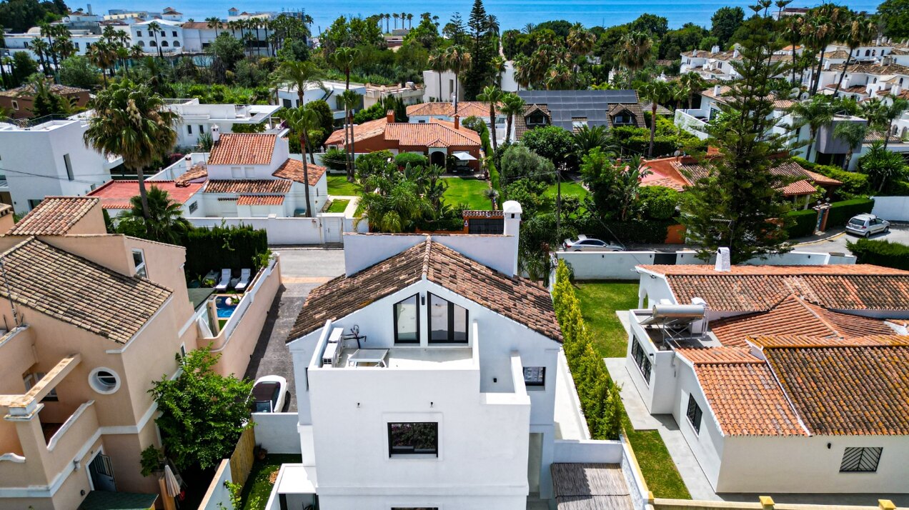Extraordinary villa just a few steps from the beach, blends Andalucian charm and contemporary design