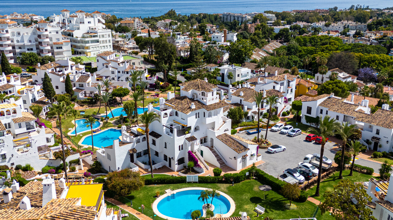 Stylish, sunlit and sophisticated retreat in prestigious gated community in the heart of Nueva Andalucía