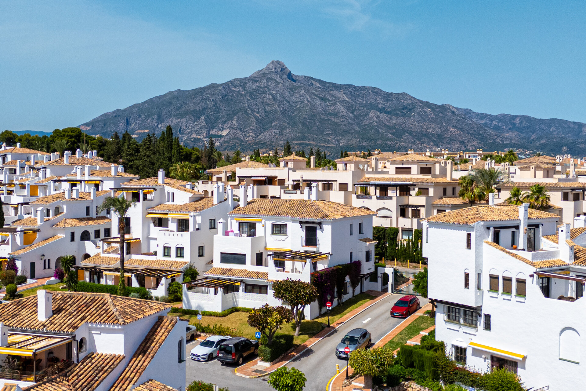 Stylish, sunlit and sophisticated retreat in prestigious gated community in the heart of Nueva Andalucía