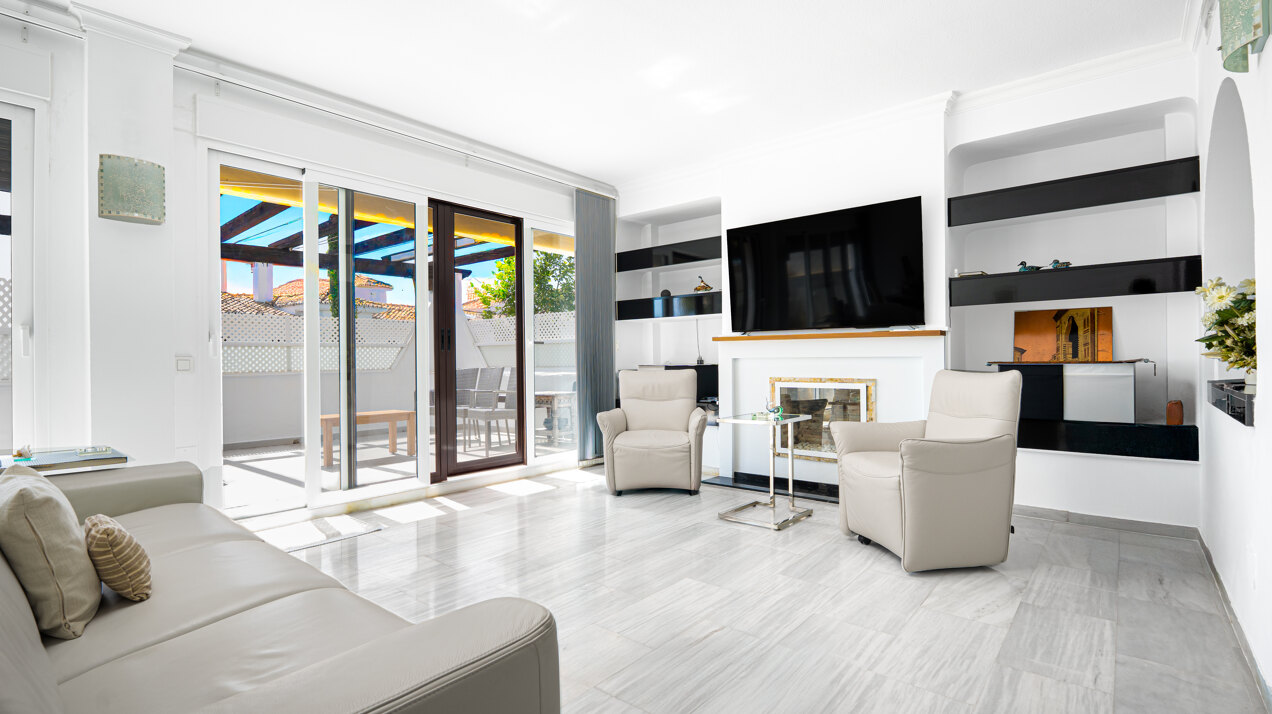 Stylish, sunlit and sophisticated retreat in prestigious gated community in the heart of Nueva Andalucía