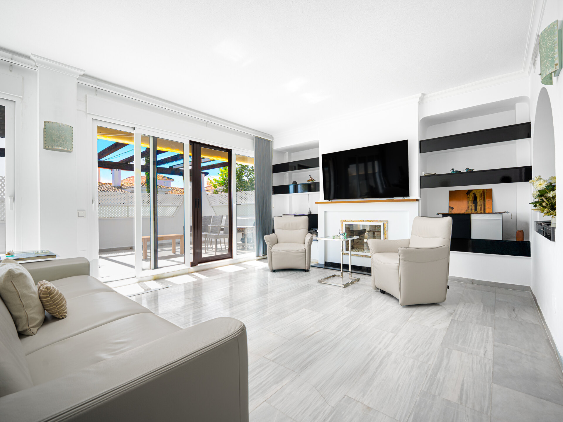 Stylish, sunlit and sophisticated retreat in prestigious gated community in the heart of Nueva Andalucía