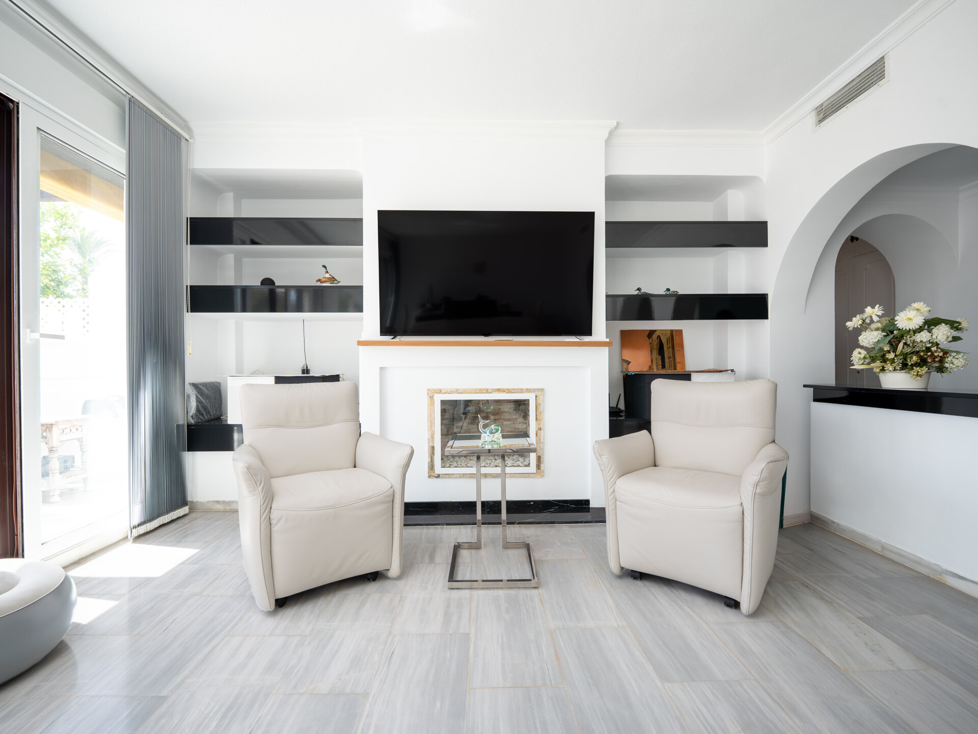 Stylish, sunlit and sophisticated retreat in prestigious gated community in the heart of Nueva Andalucía