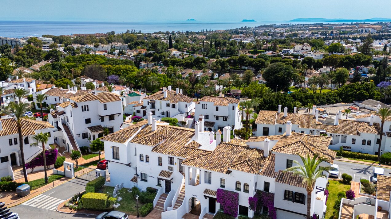 Stylish, sunlit and sophisticated retreat in prestigious gated community in the heart of Nueva Andalucía