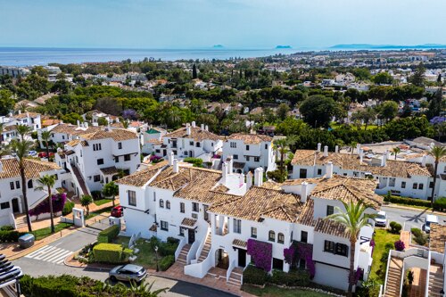 Stylish, sunlit and sophisticated retreat in prestigious gated community in the heart of Nueva Andalucía