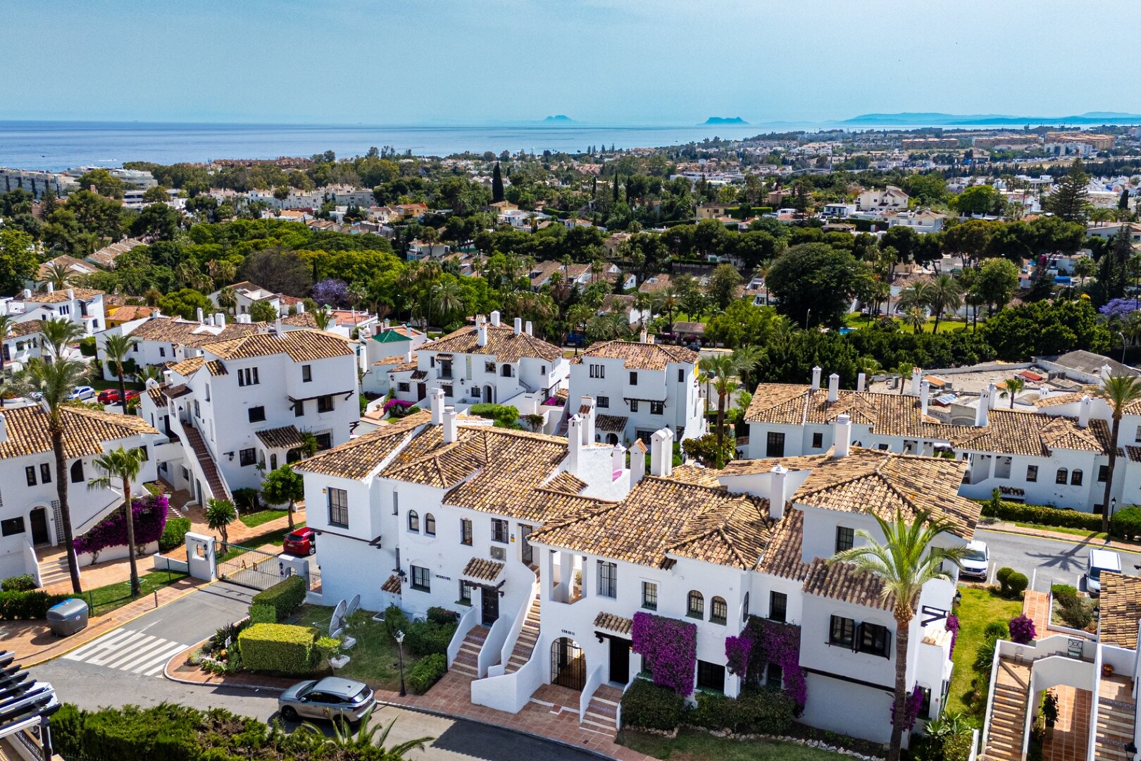 Stylish, sunlit and sophisticated retreat in prestigious gated community in the heart of Nueva Andalucía