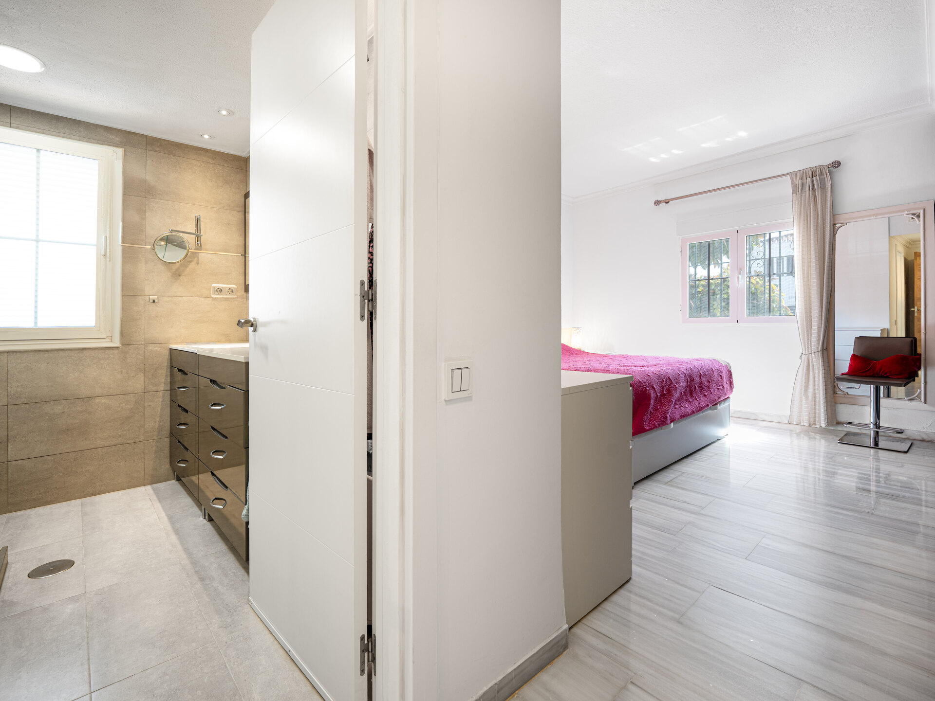 Stylish, sunlit and sophisticated retreat in prestigious gated community in the heart of Nueva Andalucía