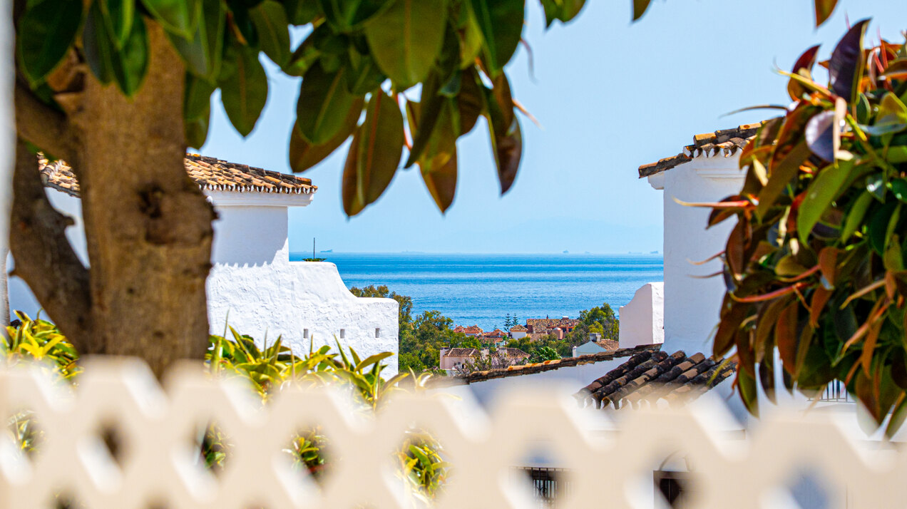 Stylish, sunlit and sophisticated retreat in prestigious gated community in the heart of Nueva Andalucía