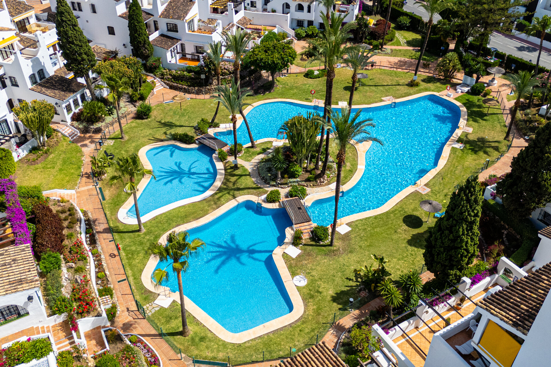 Stylish, sunlit and sophisticated retreat in prestigious gated community in the heart of Nueva Andalucía