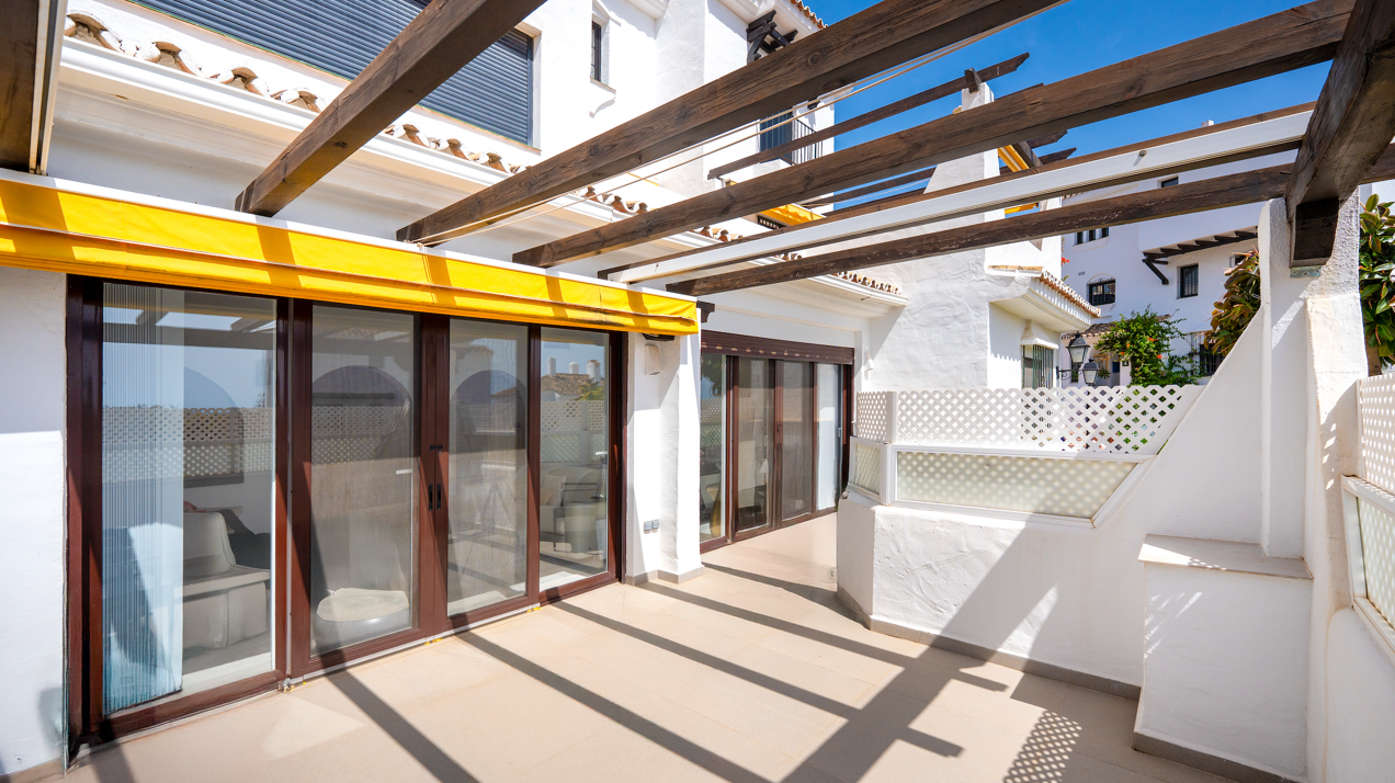 Stylish, sunlit and sophisticated retreat in prestigious gated community in the heart of Nueva Andalucía