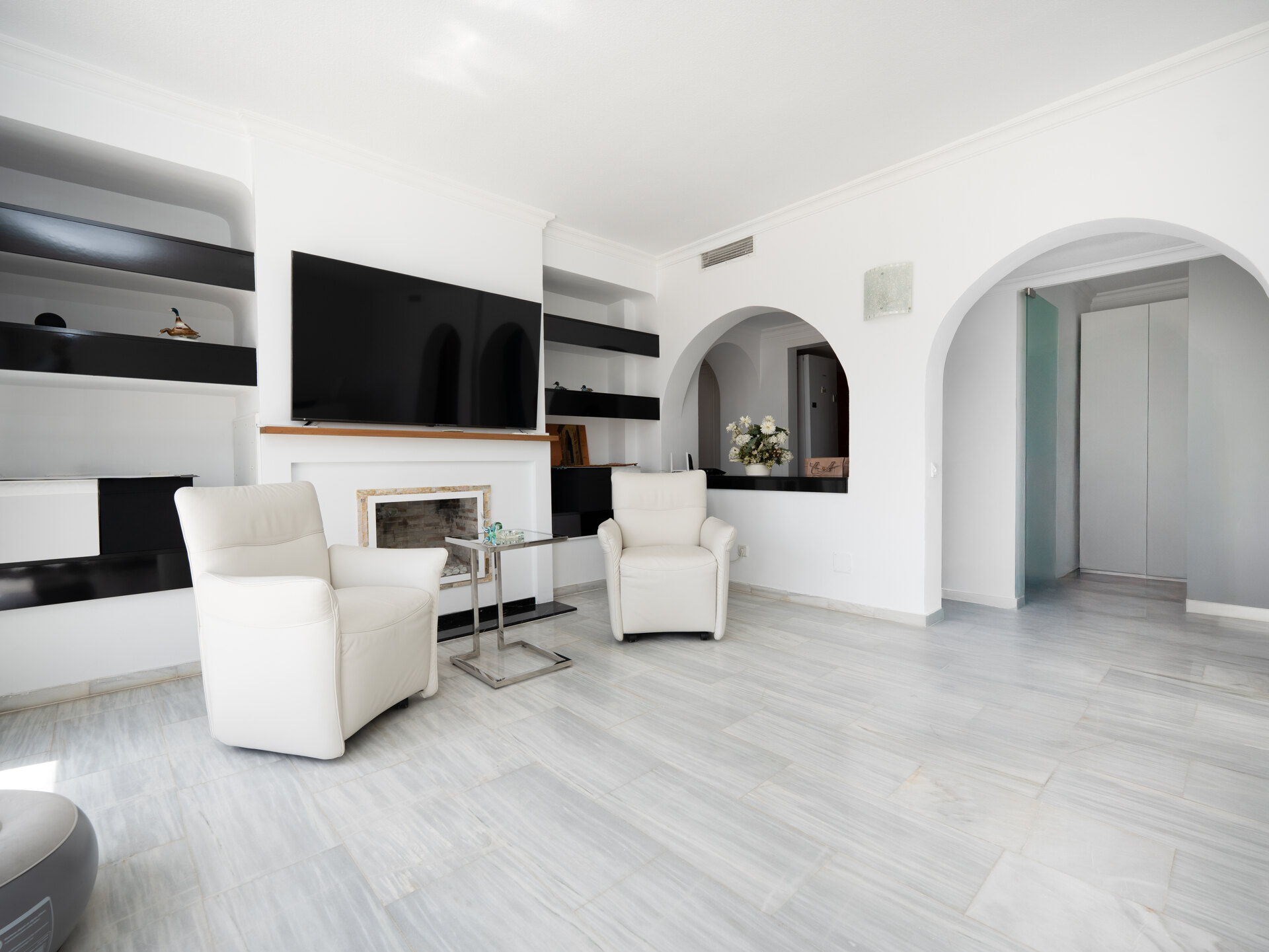 Stylish, sunlit and sophisticated retreat in prestigious gated community in the heart of Nueva Andalucía