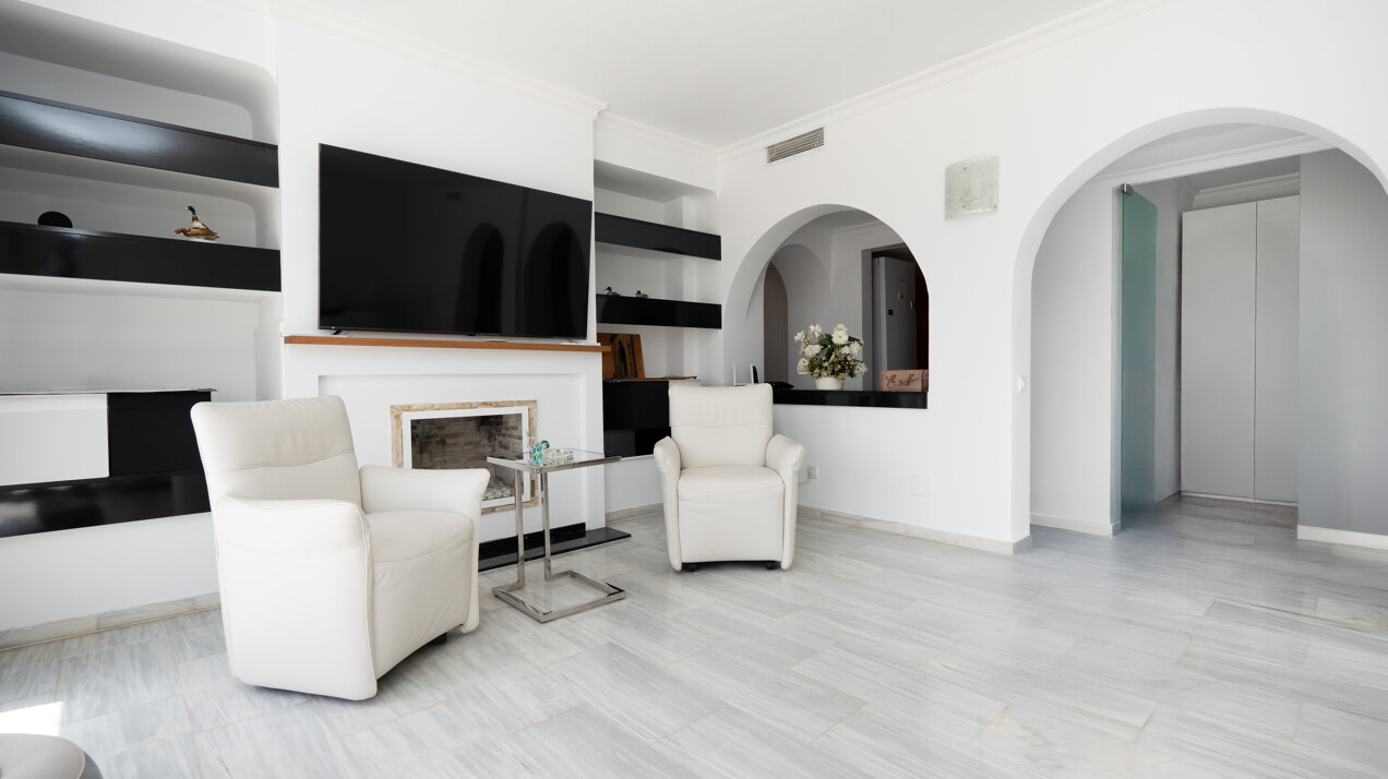 Stylish, sunlit and sophisticated retreat in prestigious gated community in the heart of Nueva Andalucía