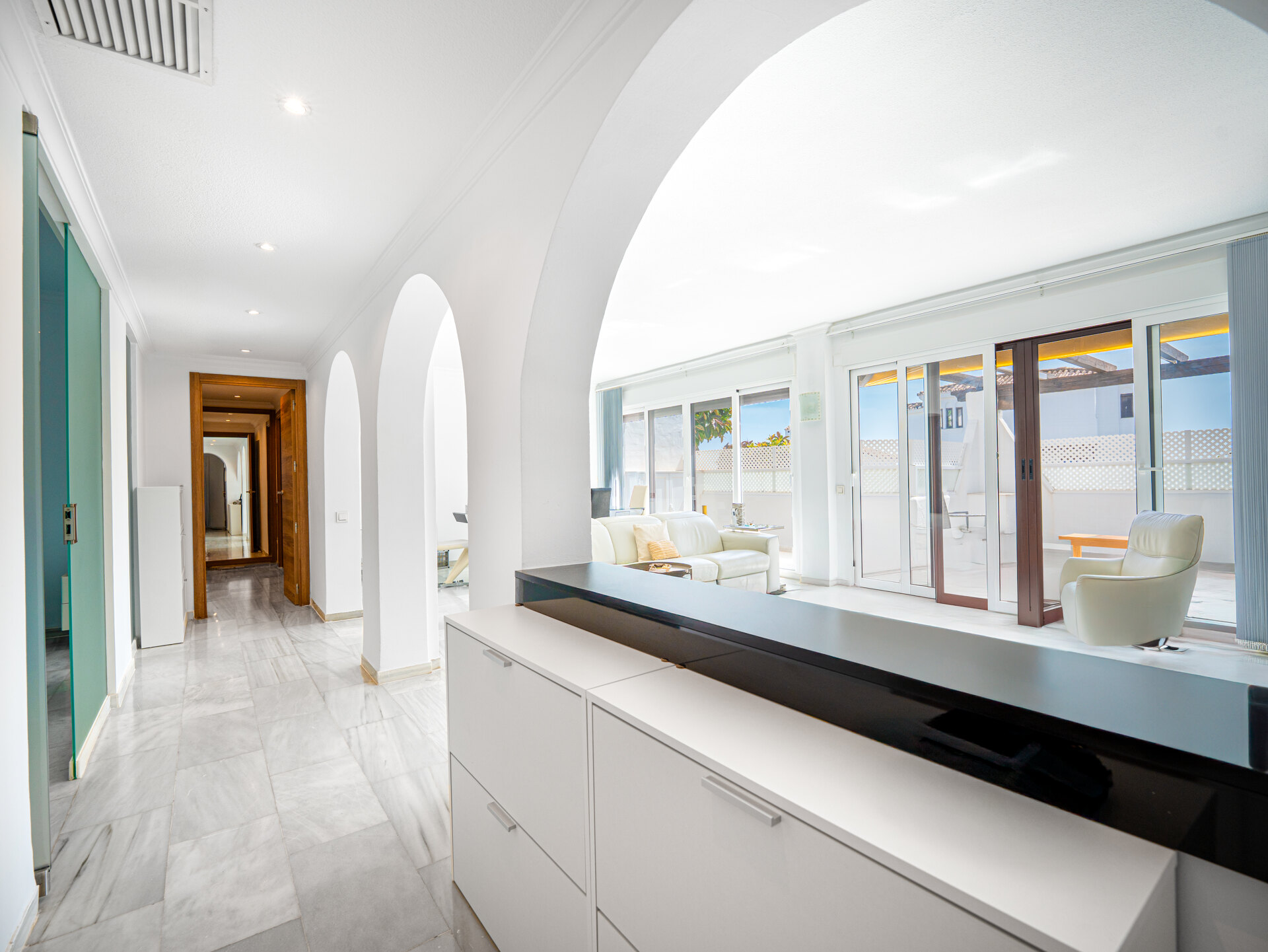 Stylish, sunlit and sophisticated retreat in prestigious gated community in the heart of Nueva Andalucía