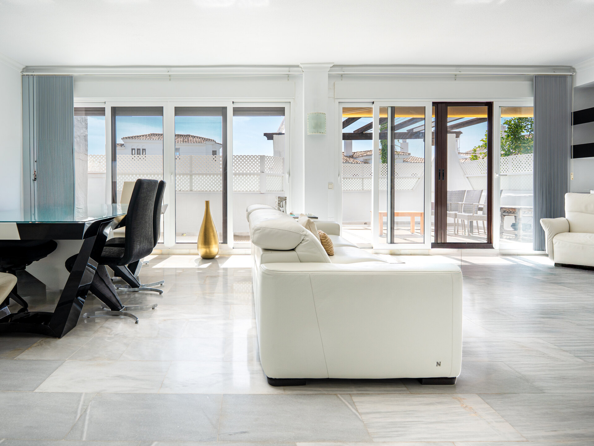 Stylish, sunlit and sophisticated retreat in prestigious gated community in the heart of Nueva Andalucía