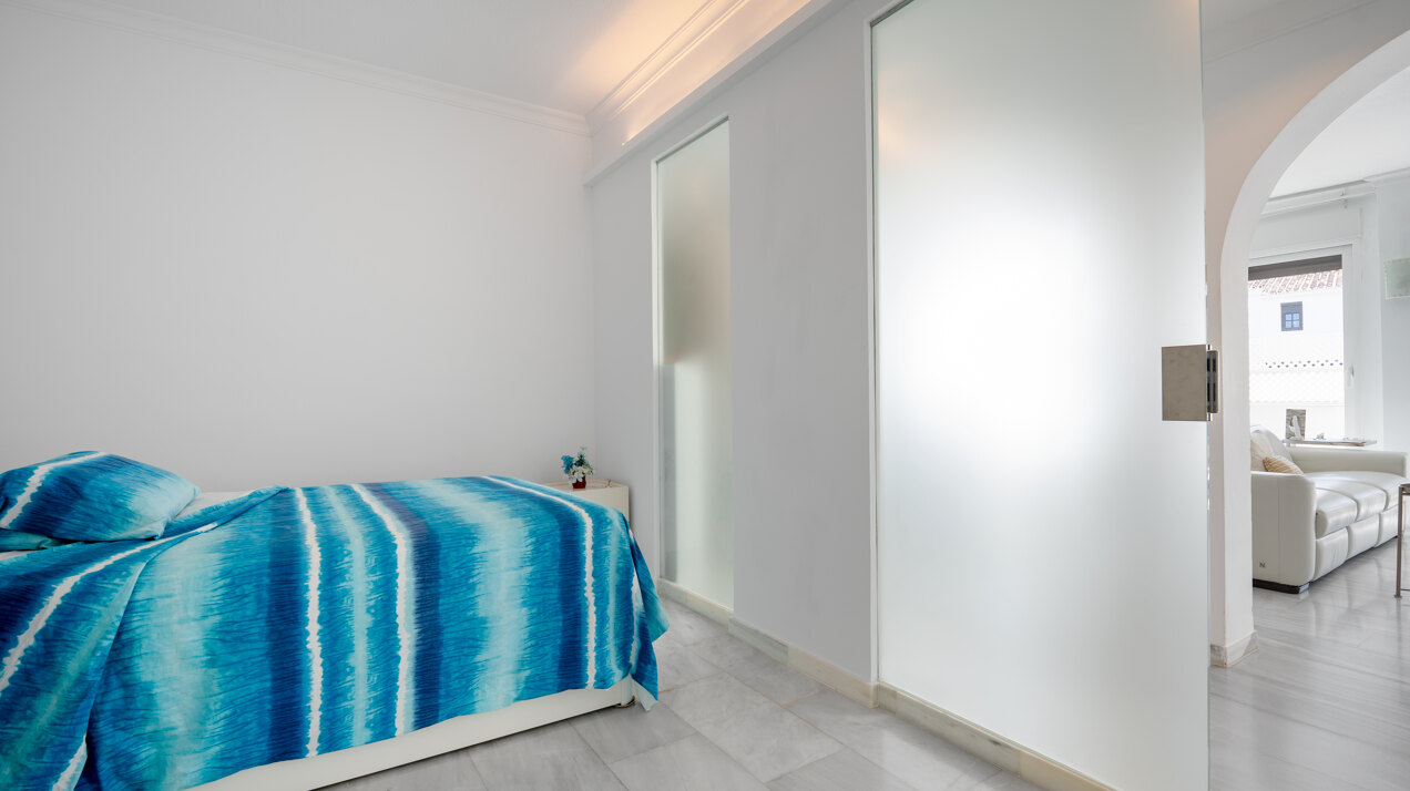 Stylish, sunlit and sophisticated retreat in prestigious gated community in the heart of Nueva Andalucía