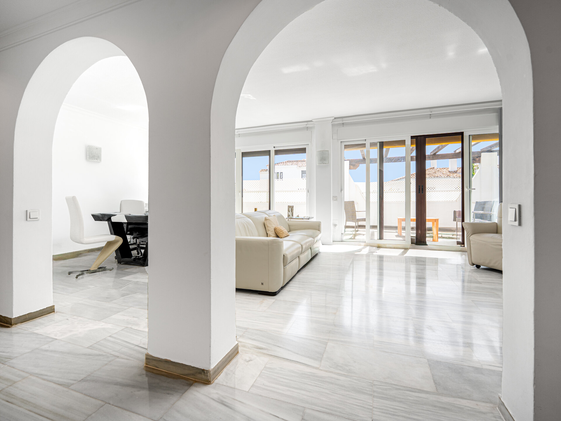 Stylish, sunlit and sophisticated retreat in prestigious gated community in the heart of Nueva Andalucía