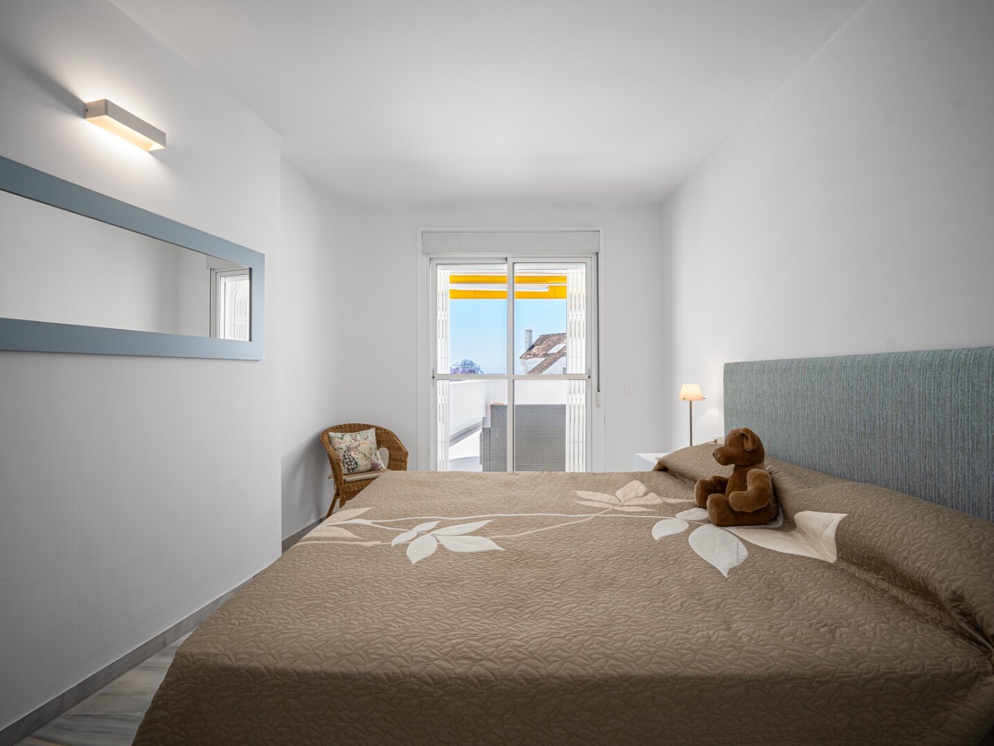 Experience sophisticated Mediterranean living in this beautiful apartment in Nueva Andalucía