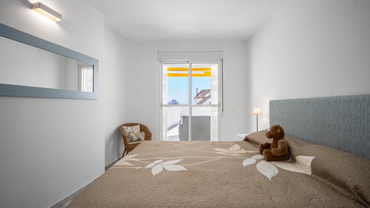 Experience sophisticated Mediterranean living in this beautiful apartment in Nueva Andalucía