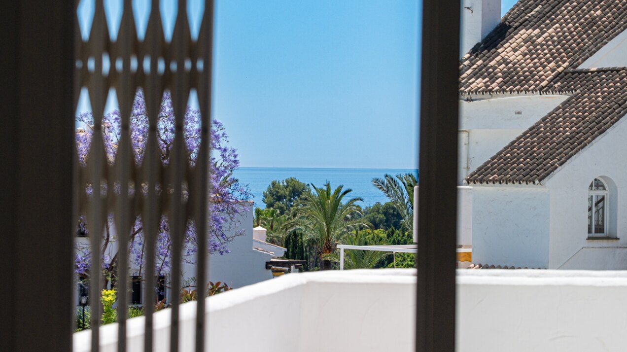 Experience sophisticated Mediterranean living in this beautiful apartment in Nueva Andalucía