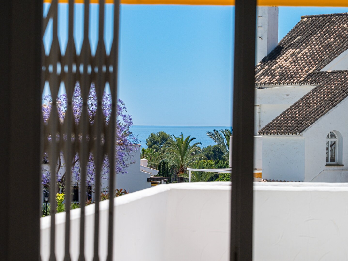 Experience sophisticated Mediterranean living in this beautiful apartment in Nueva Andalucía
