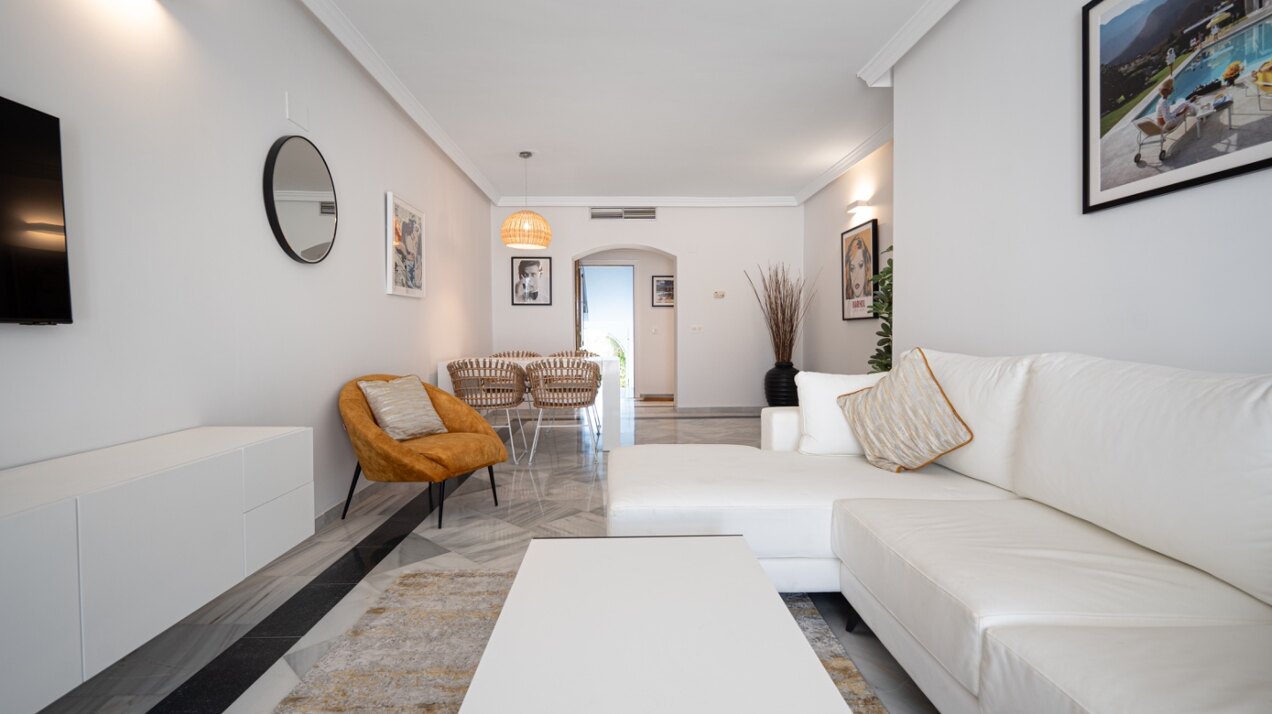 Experience sophisticated Mediterranean living in this beautiful apartment in Nueva Andalucía