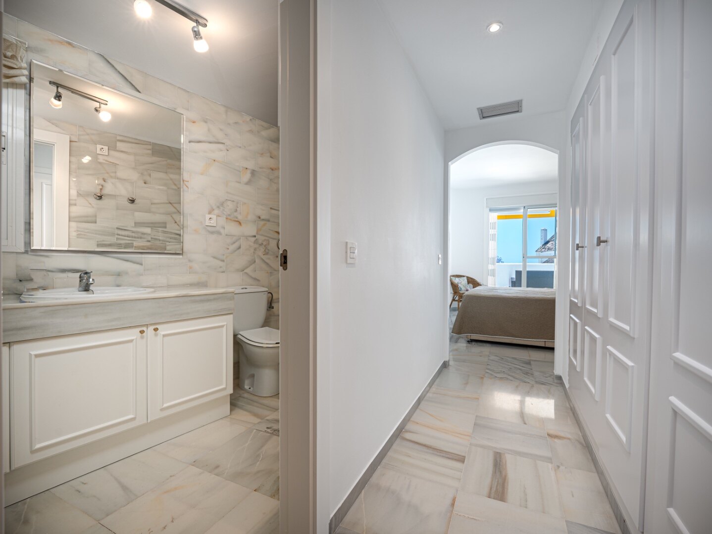 Experience sophisticated Mediterranean living in this beautiful apartment in Nueva Andalucía