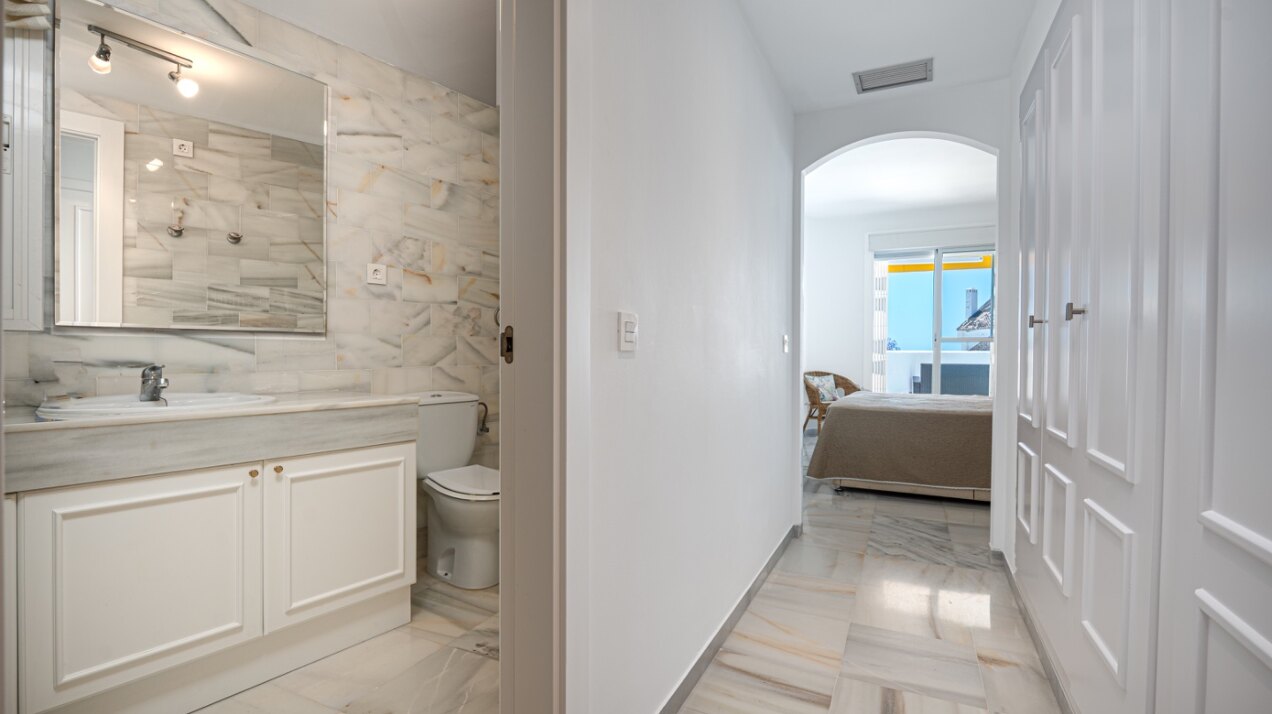 Experience sophisticated Mediterranean living in this beautiful apartment in Nueva Andalucía