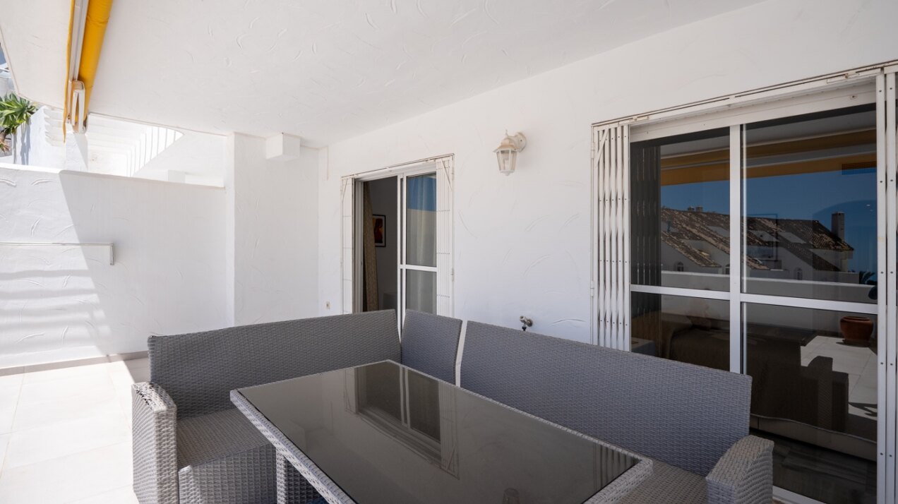 Experience sophisticated Mediterranean living in this beautiful apartment in Nueva Andalucía