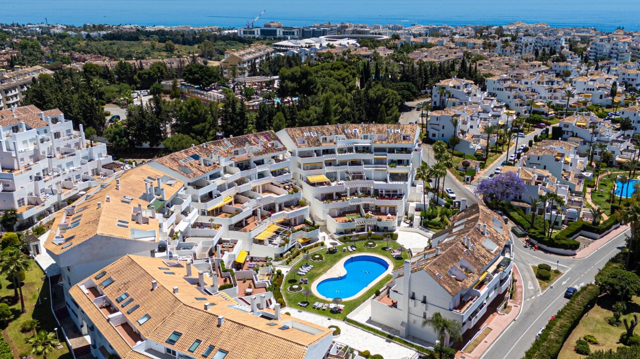 Experience sophisticated Mediterranean living in this beautiful apartment in Nueva Andalucía